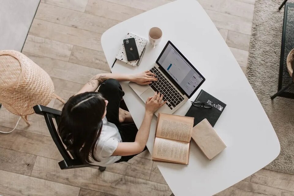 Equipo ASTRA colaborando en estrategia de prospección B2B